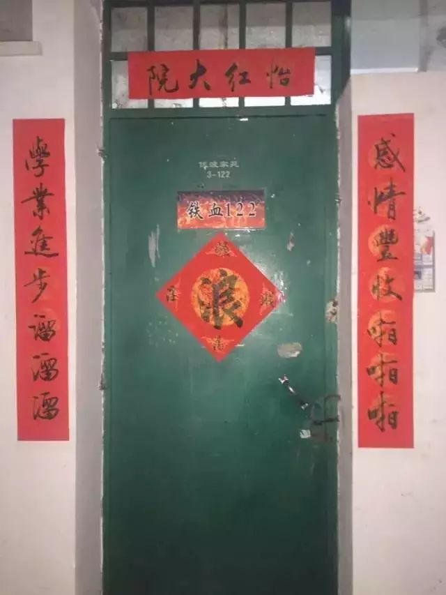 智能春联生成器：自动匹配关键字，打造天天财源进步的上联下联与横批