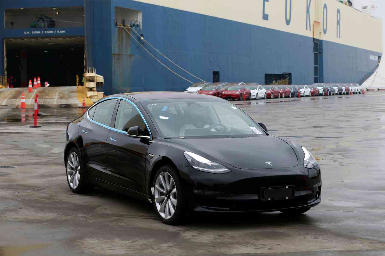 特斯拉Model 3深度解析：性能、价格、配置及用户评价一览无遗