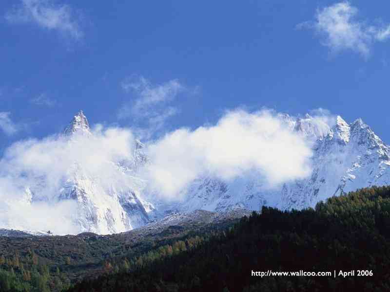 山脉美景：壮丽景色描写与精选壁纸集锦