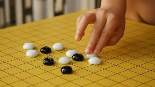 围棋策略：一次找到你的智慧伙伴，让黑白棋子在人生游戏中点亮生活文案