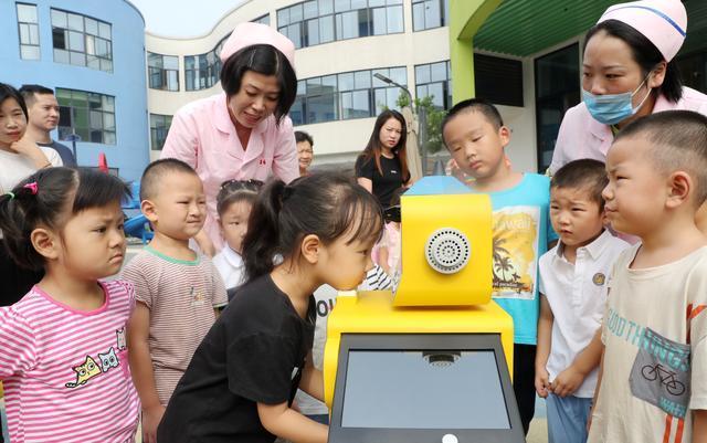 智能幼儿园机器人：陪伴、教学、安全全方位解决方案