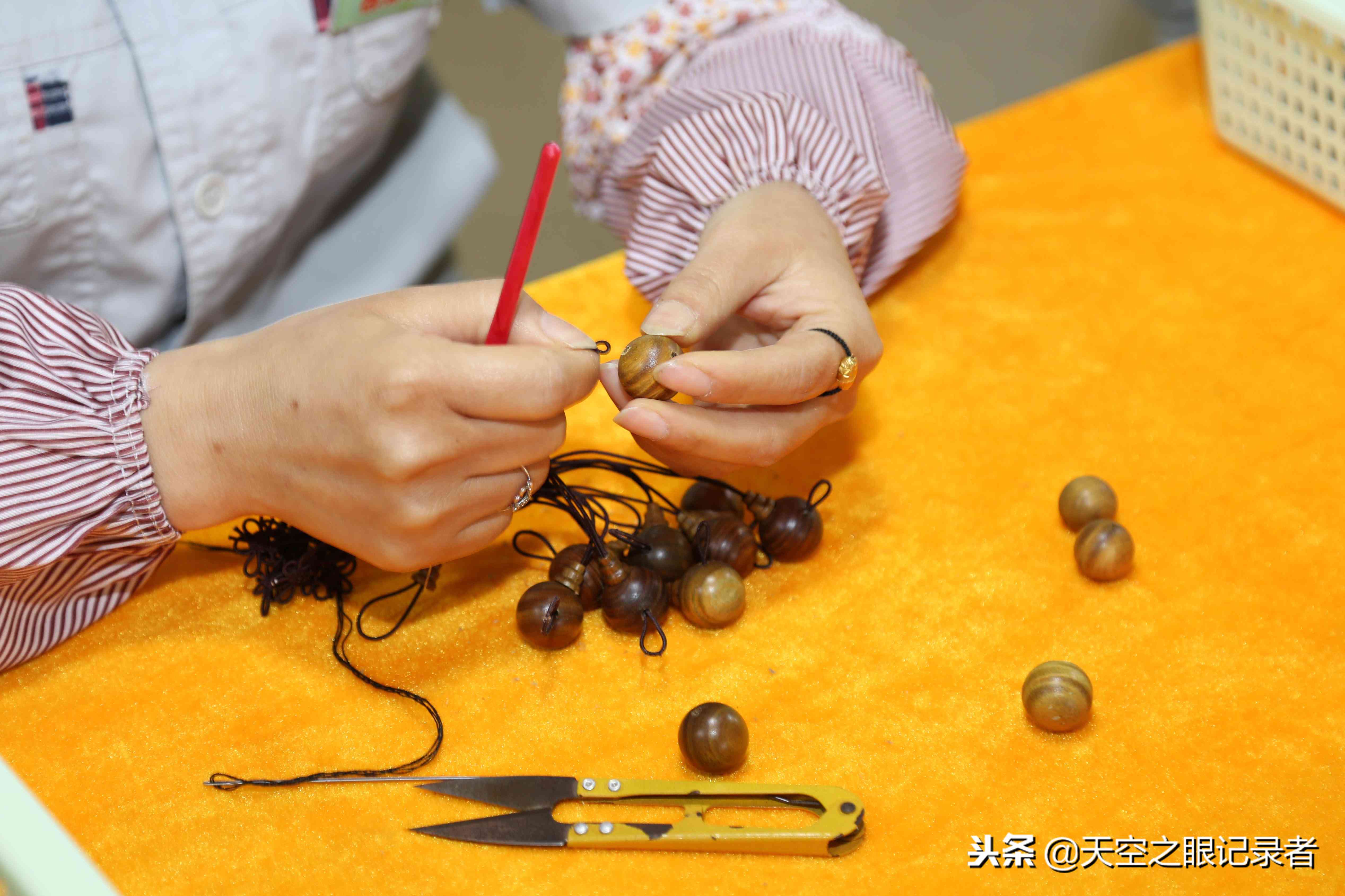 手工做手串：磨圆珠子教程与新方法，配饰制作全攻略